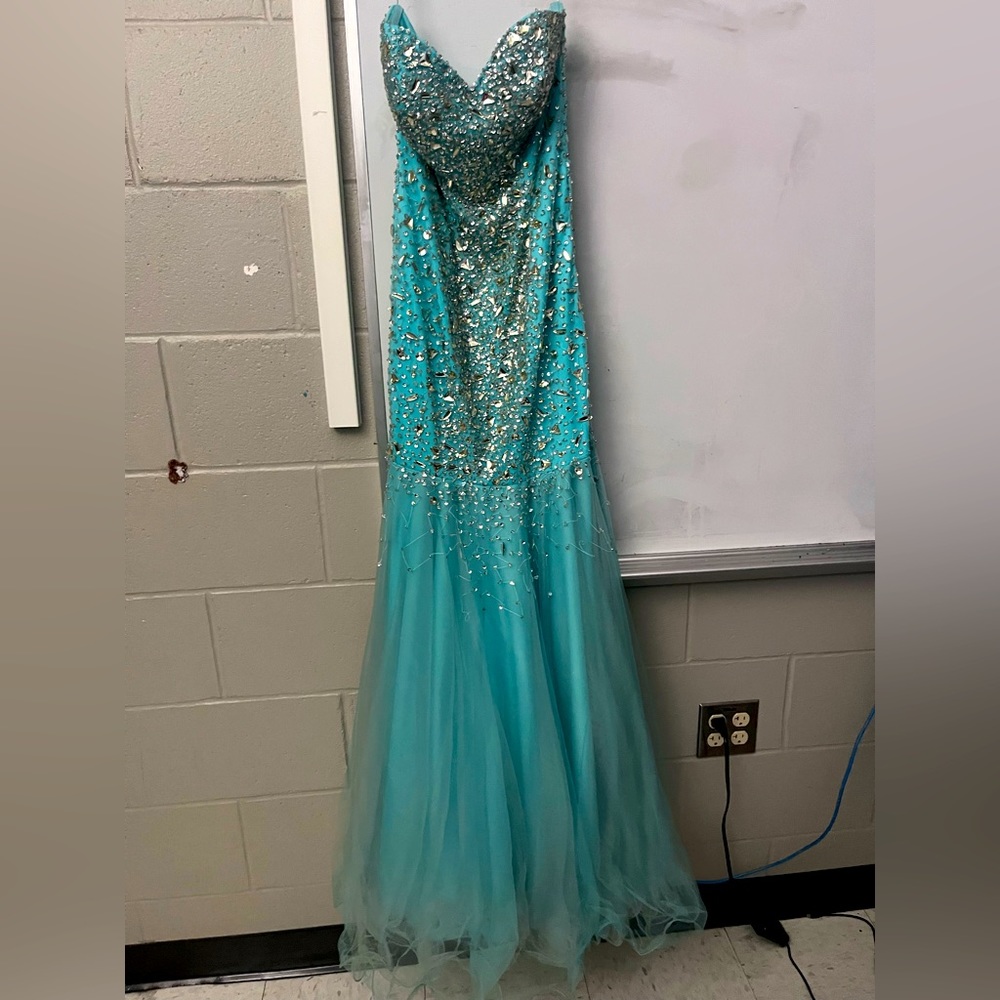 Beautiful pageant dress or could be used for prom.